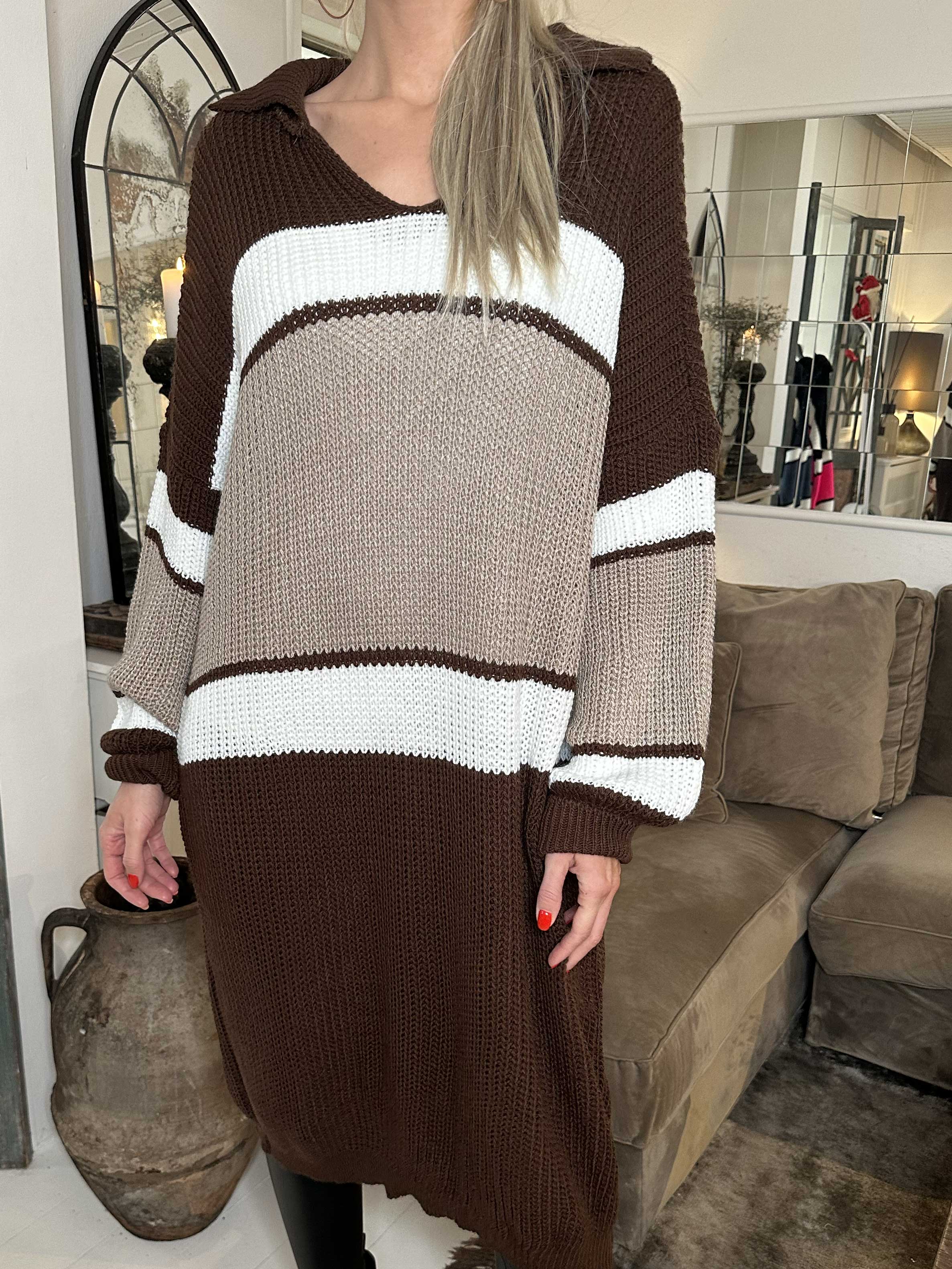 Hailey - Flerfarvet stribet strikkjole med lille krave